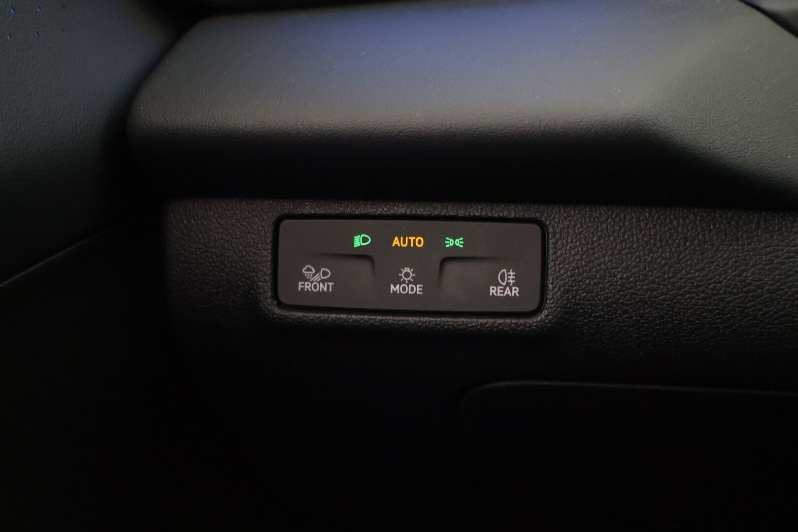 Volkswagen T-Roc 2026 Style 1,5 eTSI 85 kW (MHEV) DSG-automaatti - Uusi korimalli | Matrix LED | Webasto | ACC | Sporttipenkit hieronnalla | Sähköluukku | Lämmitettävä ratti | Keyless | Langaton CarPlay / Android Auto | ArtVelours |