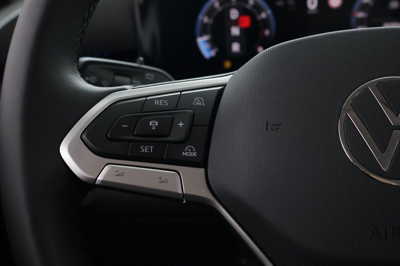 Volkswagen T-Roc 2026 Style 1,5 eTSI 85 kW (MHEV) DSG-automaatti - Uusi korimalli | Matrix LED | Webasto | ACC | Sporttipenkit hieronnalla | Sähköluukku | Lämmitettävä ratti | Keyless | Langaton CarPlay / Android Auto | ArtVelours |