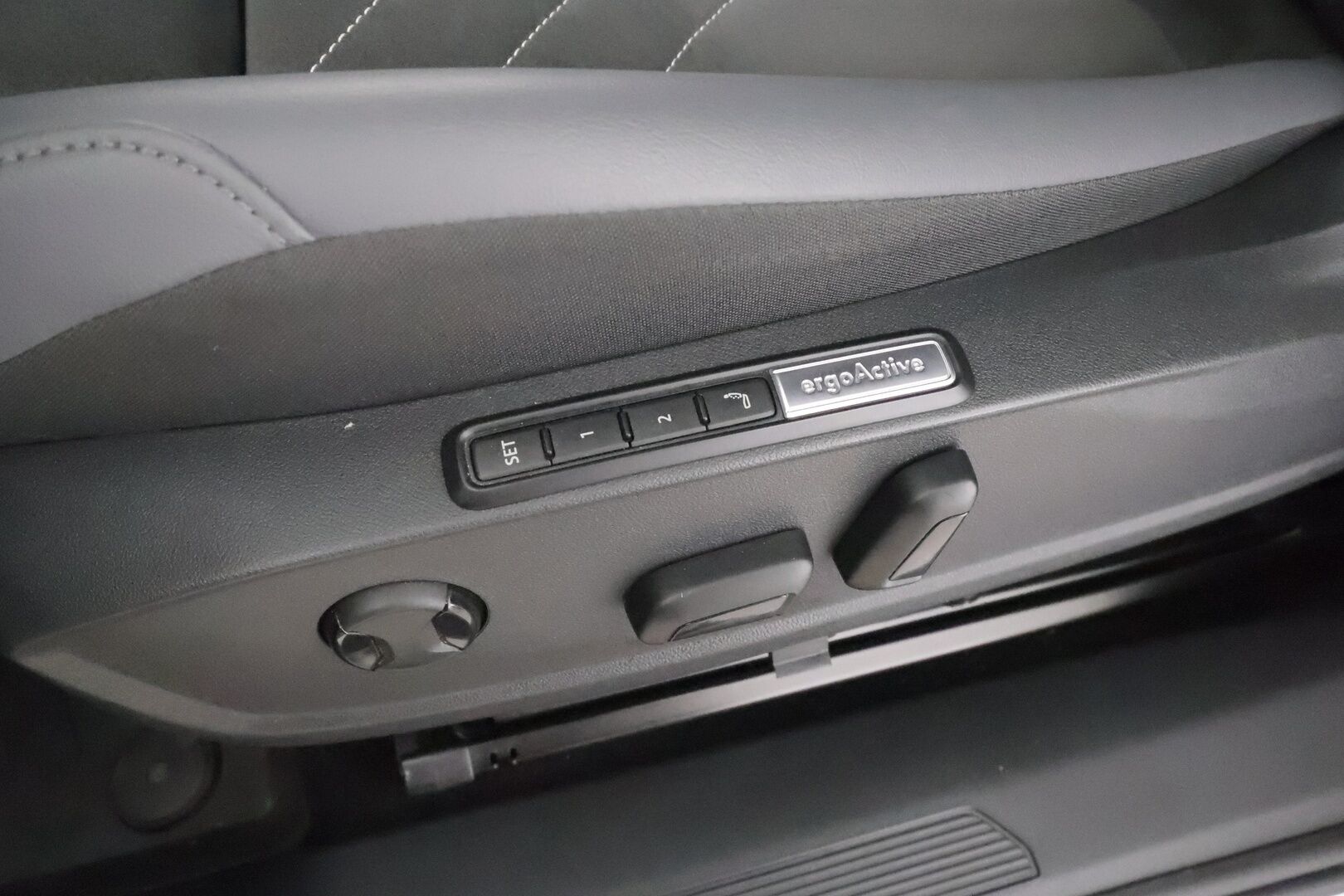 Volkswagen ID.4 2022 Pro Performance 150 kW, akku 77 kWh - | ILP | Koukku | ACC | LED | P.kamera | Hierovat Sporttipenkit Muistilla | Navi | Kaistavahti | Keyless | Merkkihuollot | Kahdet renkaat |