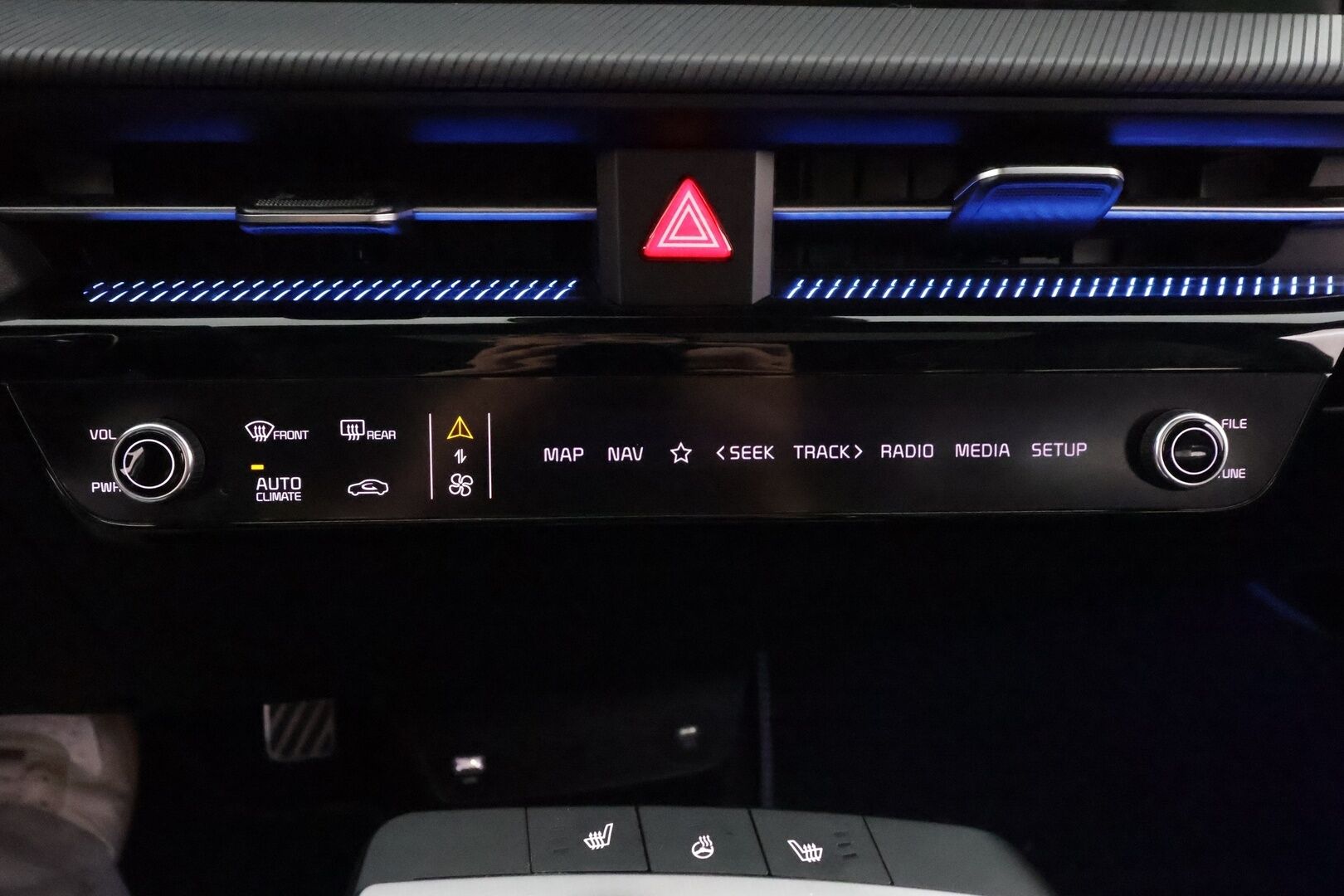 KIA EV6 2023 GT AWD 77 kWh 585 hv - | ACC | ILP | Koukku | Meridian | Kattoluukku | HUD | 360° | HDA | BSM | CTA | Ambient light | Lämm. ratti | IFS-LED | 2x alut | Merkkihuollot | - KORKO VAIN 3,99 %