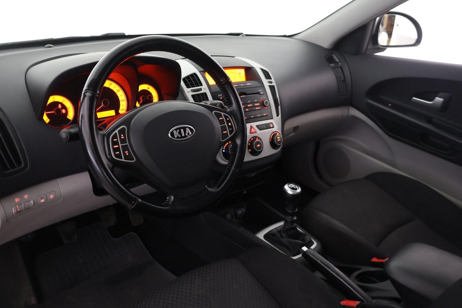 Kia cee'd 2008 1,6 CRDi EX SW *YritysOutlet - Myydään vain yrityksille - Lohkolämmitin sisäpistokkeella / kahdet renkaat / Suomi-auto / Vähän ajettu / Koukku / 12/25 katsastettu