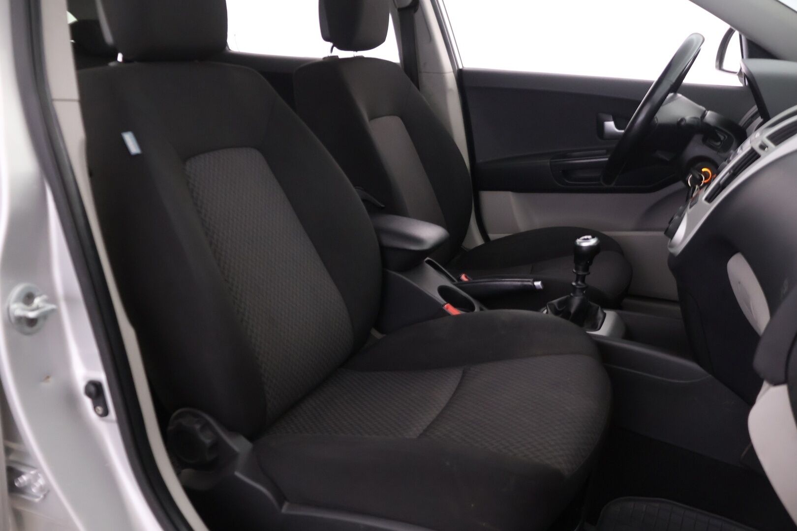 Kia cee'd 2008 1,6 CRDi EX SW *YritysOutlet - Myydään vain yrityksille - Lohkolämmitin sisäpistokkeella / kahdet renkaat / Suomi-auto / Vähän ajettu / Koukku / 12/25 katsastettu