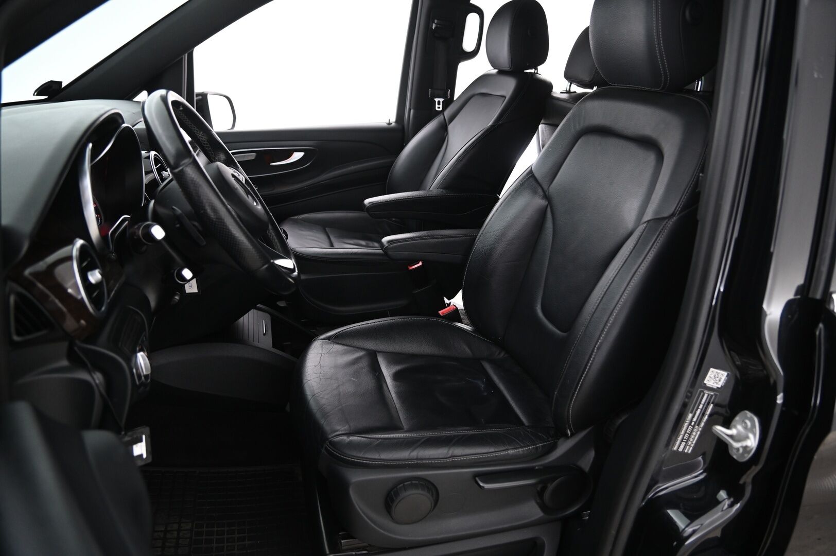 Mercedes-Benz V 2017 250 d pitkä A3 A*Webasto / 8-paikkainen / nahat / ILS / Koukku* - 3,99 % KORKOTARJOUS TÄHÄN AUTOON - 