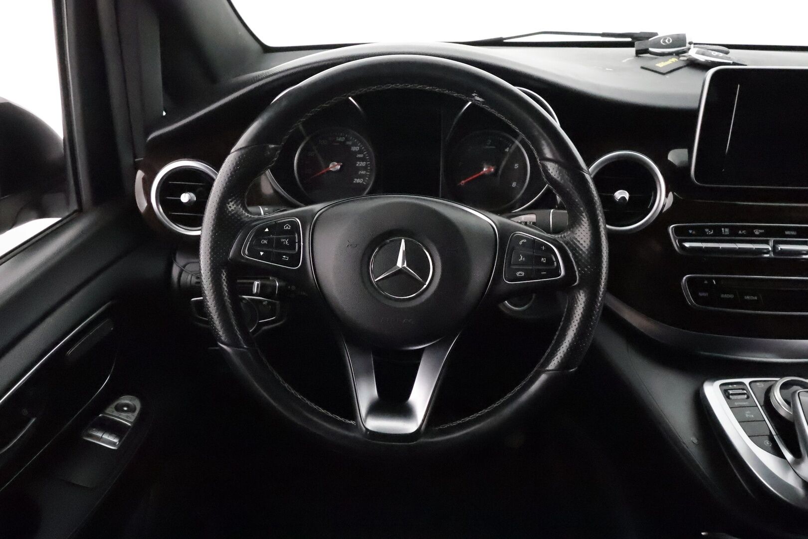 Mercedes-Benz V 2017 250 d pitkä A3 A*Webasto / 8-paikkainen / nahat / ILS / Koukku* - 3,99 % KORKOTARJOUS TÄHÄN AUTOON - 