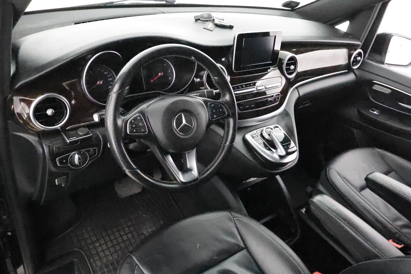 Mercedes-Benz V 2017 250 d pitkä A3 A*Webasto / 8-paikkainen / nahat / ILS / Koukku* - 3,99 % KORKOTARJOUS TÄHÄN AUTOON - 