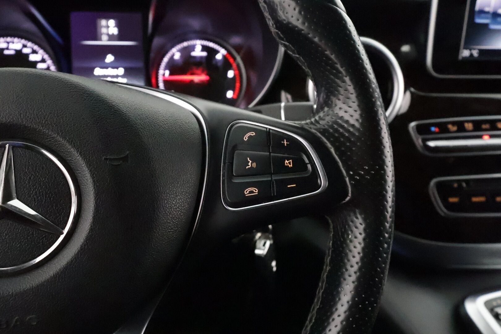 Mercedes-Benz V 2017 250 d pitkä A3 A*Webasto / 8-paikkainen / nahat / ILS / Koukku* - 3,99 % KORKOTARJOUS TÄHÄN AUTOON - 
