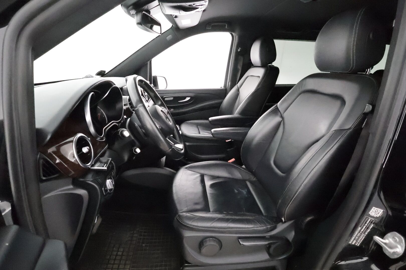 Mercedes-Benz V 2017 250 d pitkä A3 A*Webasto / 8-paikkainen / nahat / ILS / Koukku* - 3,99 % KORKOTARJOUS TÄHÄN AUTOON - 