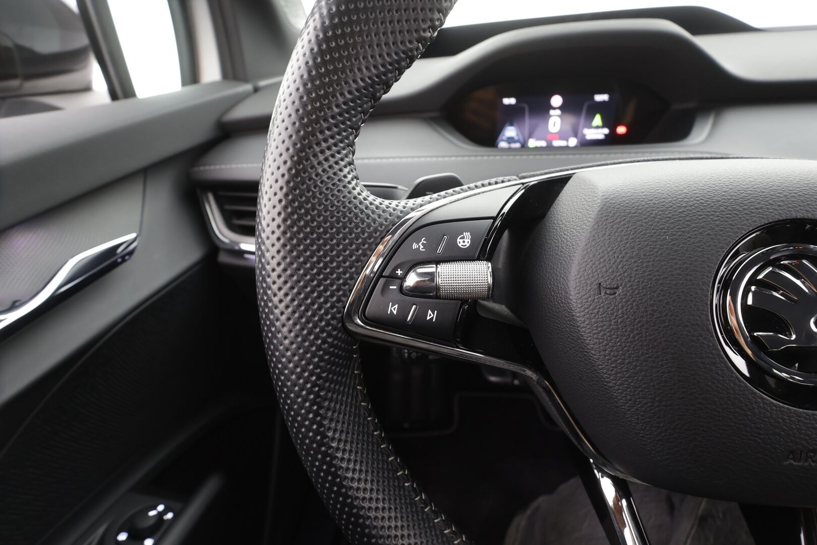 SKODA ENYAQ 2022 80x Sportline - | ACC | ILP | HUD | 360° | Matrix | Muistipenkki | Crystal-maski | Nahka-alcantara | Ambient | DCC | 