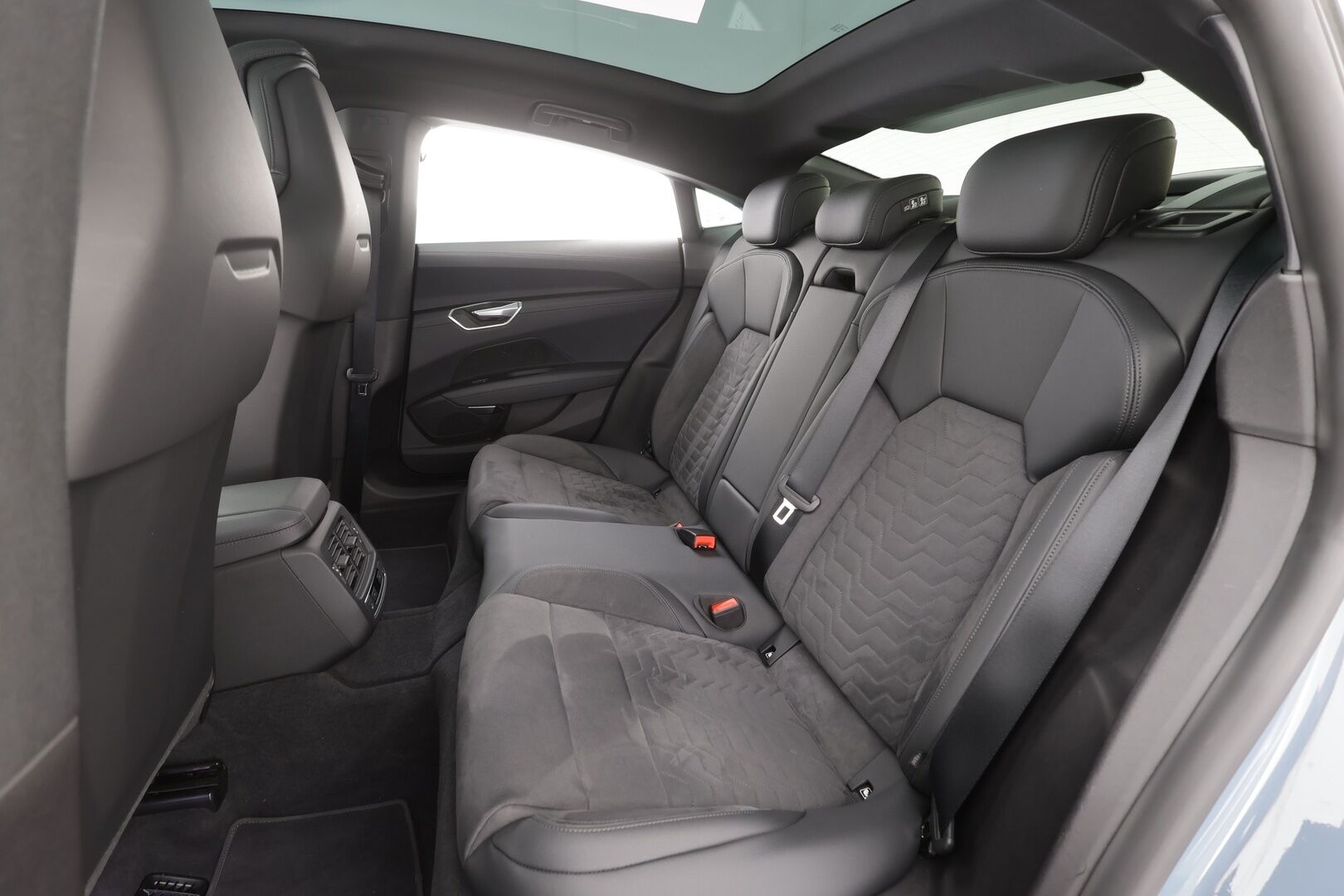 AUDI E-TRON GT 2024 60 quattro - Lämpöpumppu | B&O | Adapt.Vakkari | Panorama | Nahka-Alcantara Digimittari | Huippuvarusteet | MY24 Facelift | Upea!