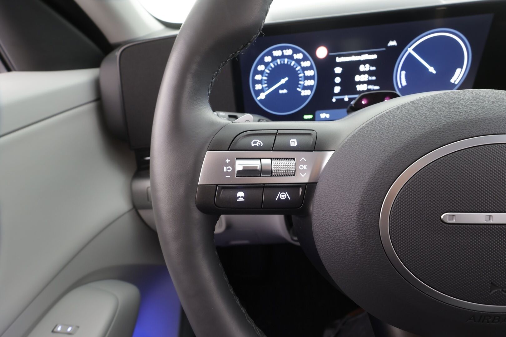 HYUNDAI KONA ELECTRIC 2025 65 kWh 217 hv Premium - | ACC | ILP | HUD | 360° | Sähkönahat | Akuston esilämmitys | Lämm. ratti | Ambient | 2x renkaat aluin | 