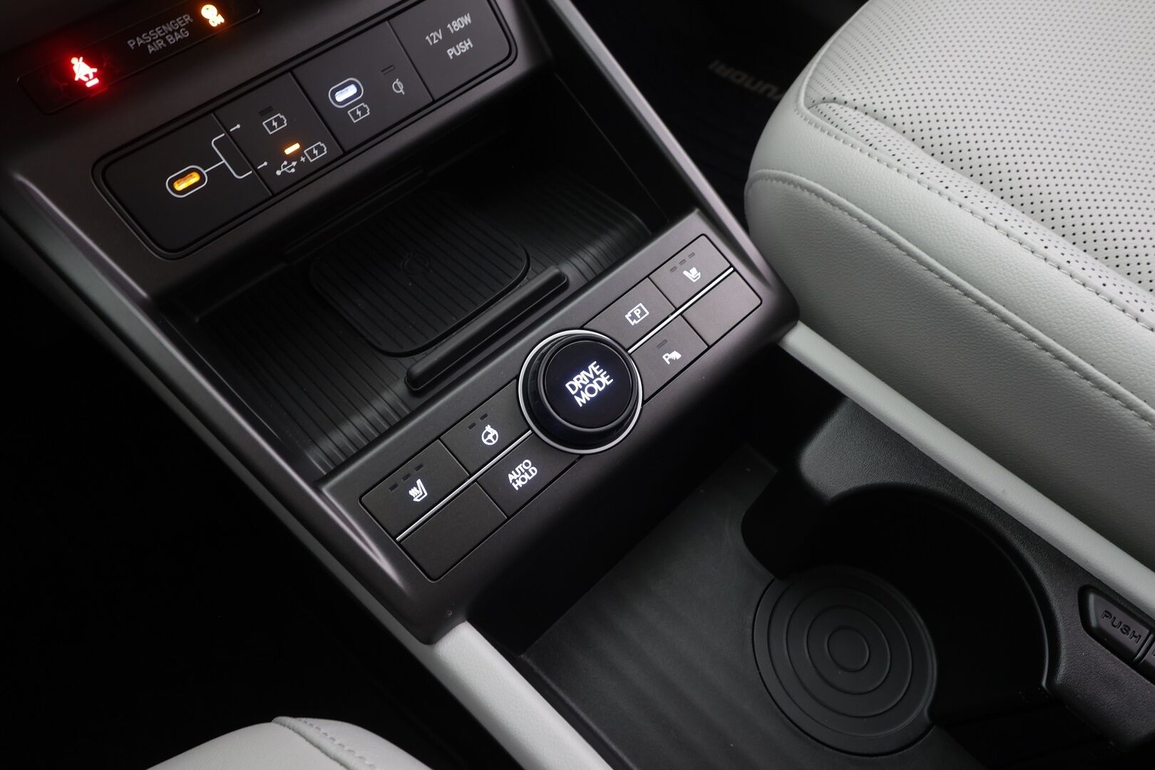 HYUNDAI KONA ELECTRIC 2025 65 kWh 217 hv Premium - | ACC | ILP | HUD | 360° | Sähkönahat | Akuston esilämmitys | Lämm. ratti | Ambient | 2x renkaat aluin | 