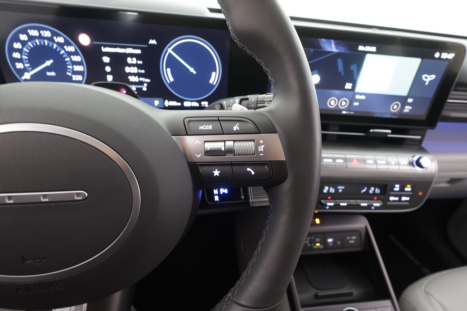 HYUNDAI KONA ELECTRIC 2025 65 kWh 217 hv Premium - | ACC | ILP | HUD | 360° | Sähkönahat | Akuston esilämmitys | Lämm. ratti | Ambient | 2x renkaat aluin | 