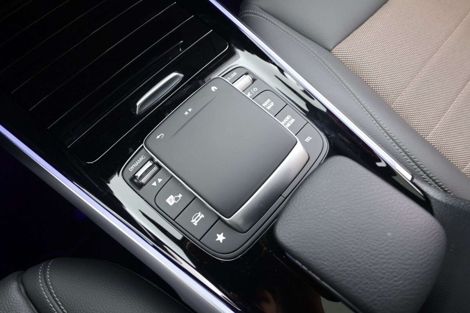 MERCEDES-BENZ EQB 2022 300 4MATIC Business 7-Paik. - | Panorama | Vakkari | P.Kamera | Puolinahat | Midline | Navi | LED | Keyless | Widescreen | Sähköluukku | Merkkihuollettu |
