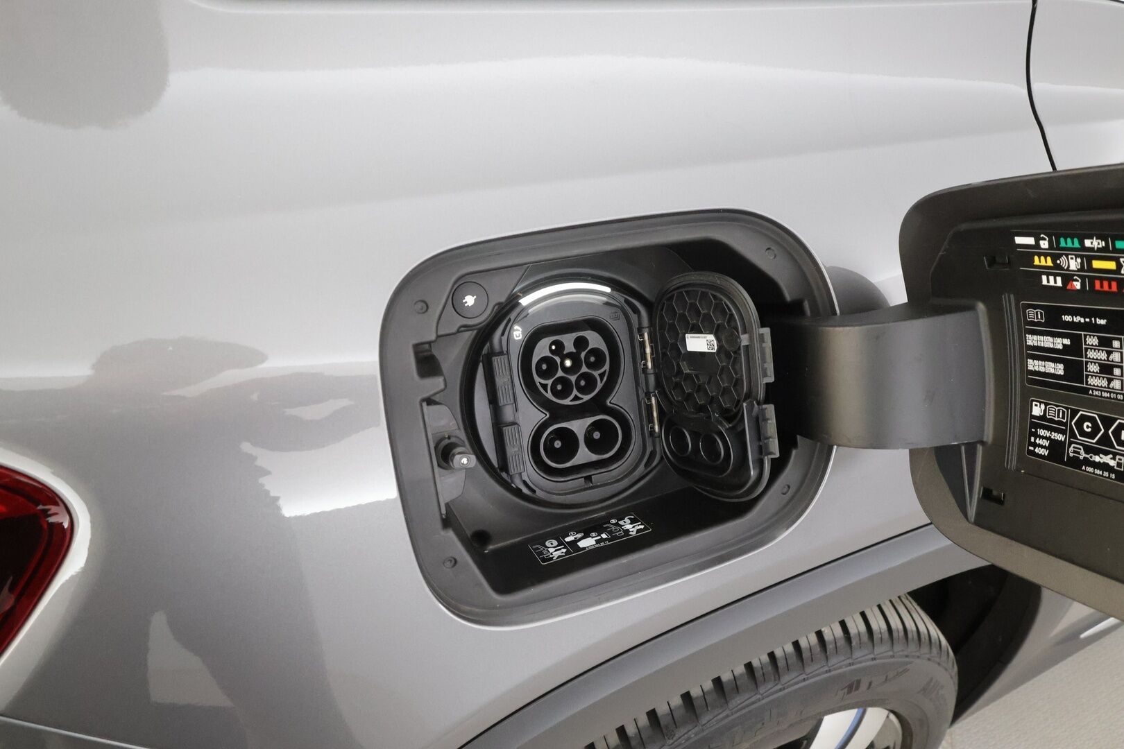 MERCEDES-BENZ EQB 2022 300 4MATIC Business 7-Paik. - | Panorama | Vakkari | P.Kamera | Puolinahat | Midline | Navi | LED | Keyless | Widescreen | Sähköluukku | Merkkihuollettu |