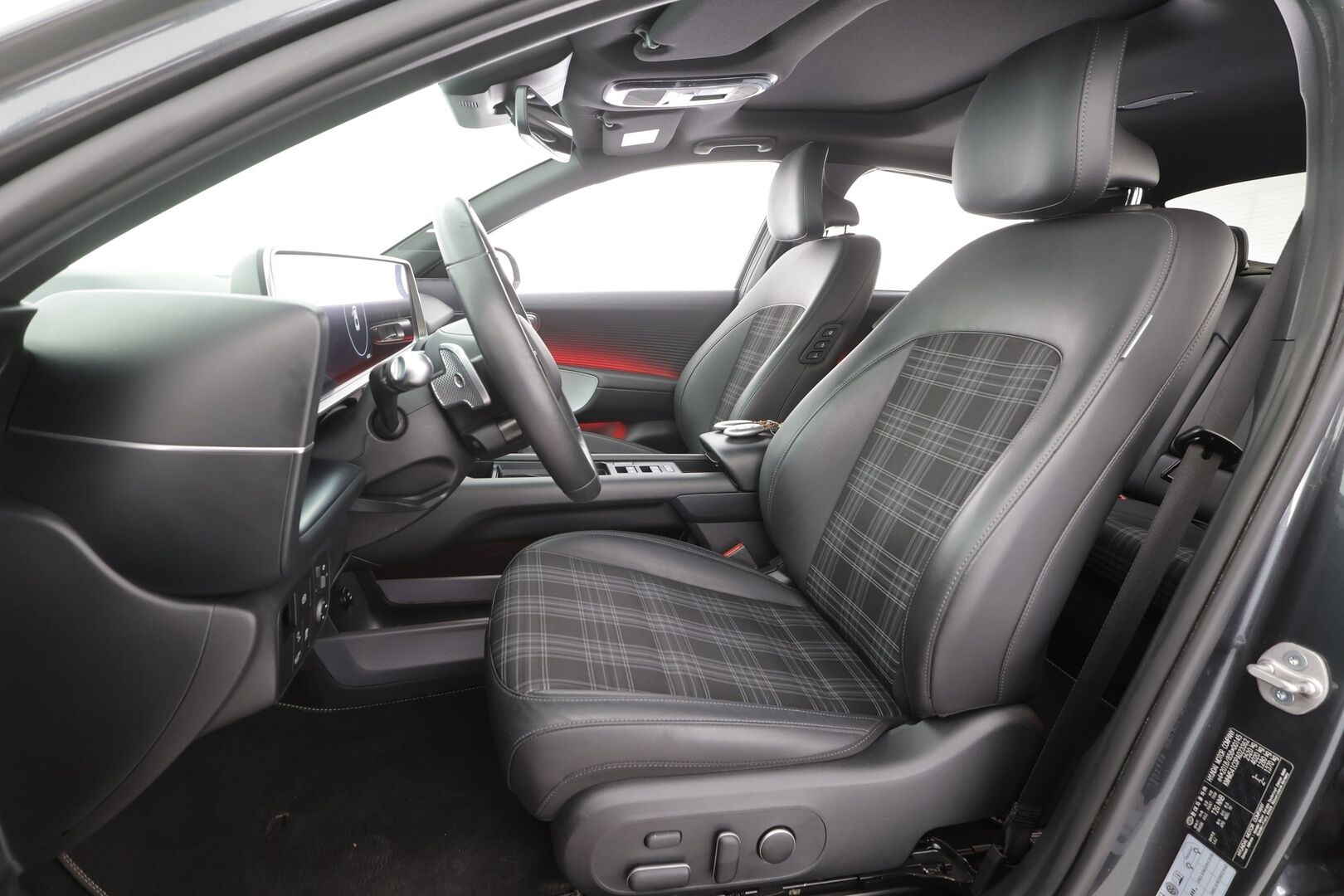 HYUNDAI IONIQ 6 2023 77 kWh 325 hv AWD First Edition - | ACC | ILP | 360° | HUD | BOSE | Matrix | Kattoluukku | Muistipenkki | Relax penkit | Ambient | Sähk. takaluukku | Juuri huollettu!