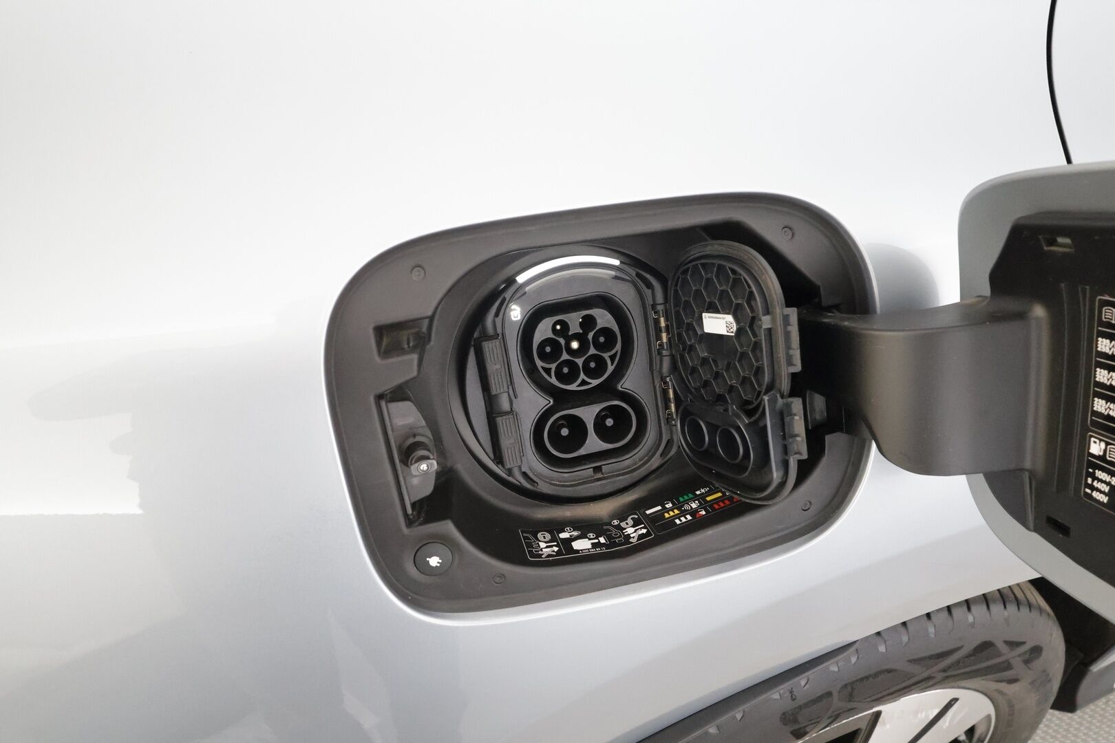 MERCEDES-BENZ EQC 2023 400 4MATIC Premium Business - | ACC | ILP | Distronic+ | Multibeam | 360° | Kattoluukku | Koukku | Sporttipenkit | Nahat | Ambient | Sähk. takaluukku | 