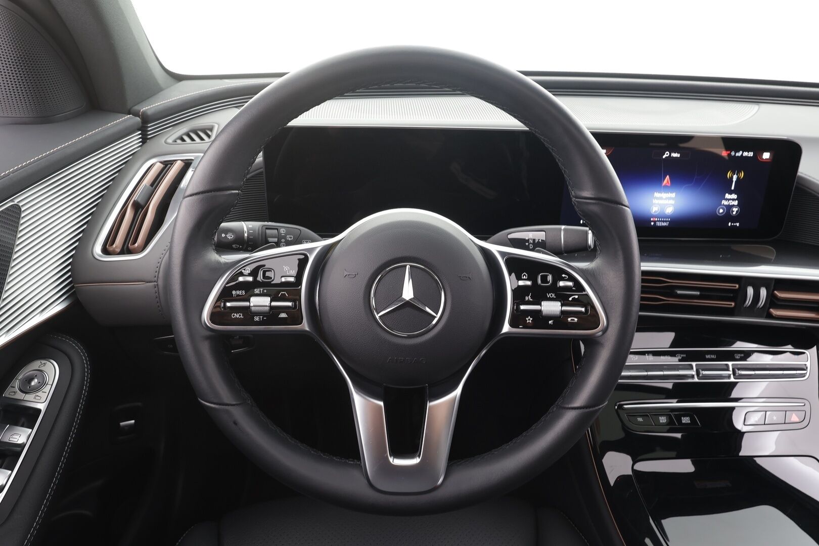 MERCEDES-BENZ EQC 2023 400 4MATIC Premium Business - | ACC | ILP | Distronic+ | Multibeam | 360° | Kattoluukku | Koukku | Sporttipenkit | Nahat | Ambient | Sähk. takaluukku | 