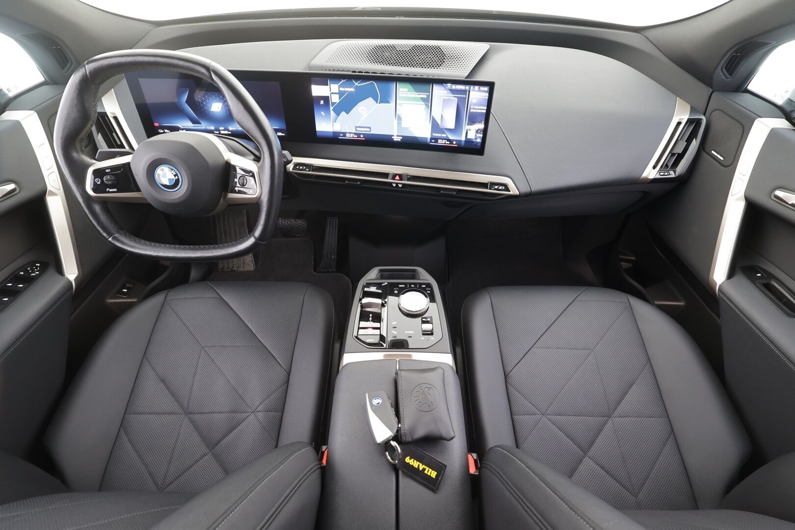 BMW iX 2022 xDrive40 - | ACC | Lisälämmitin | Koukku | Sky lounge | HUD | Widescreen | H/K | 360 Kamera | Comfort access | Nahat Muistilla | Merkkihuollettu |