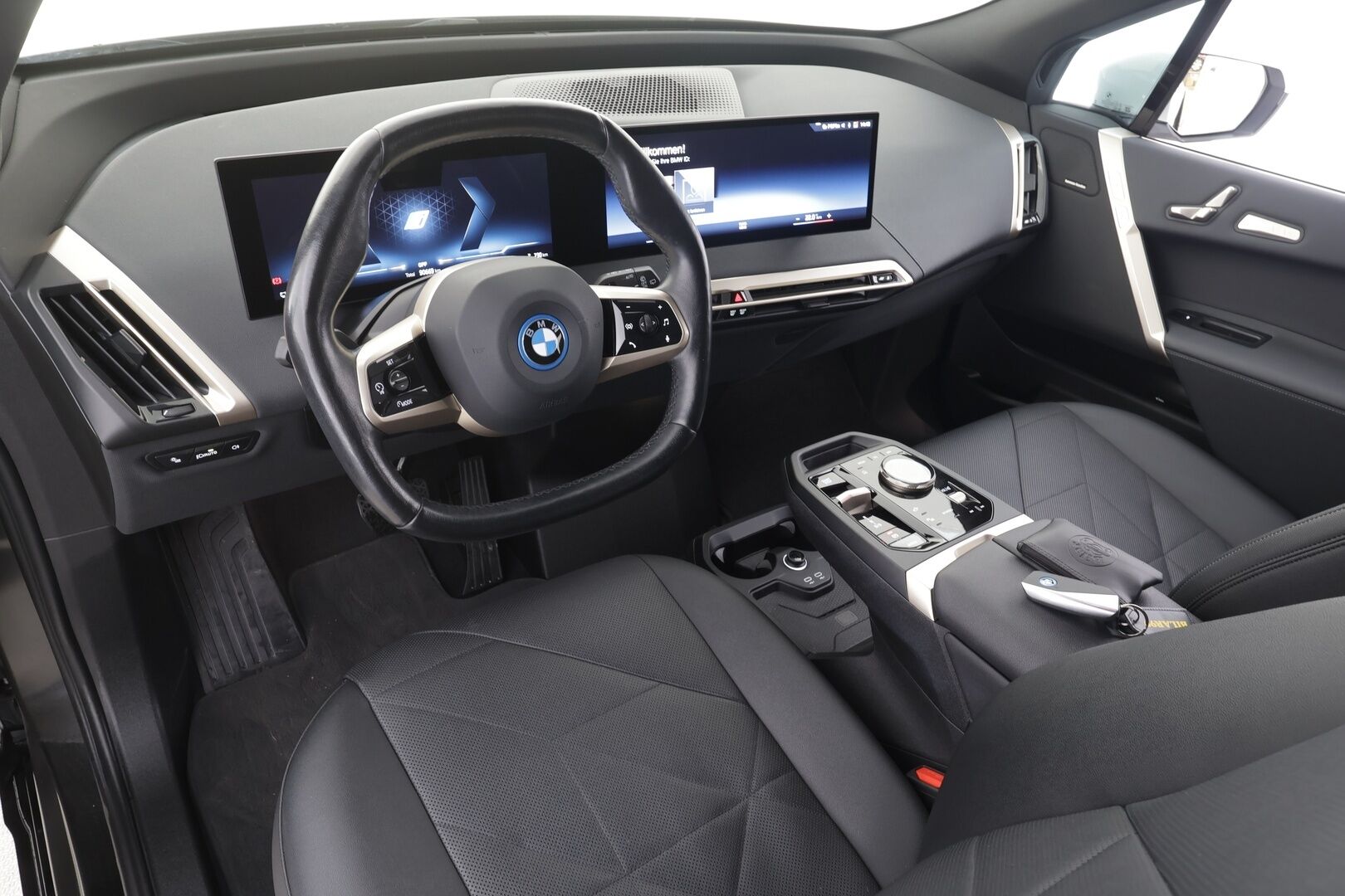 BMW iX 2022 xDrive40 - | ACC | Lisälämmitin | Koukku | Sky lounge | HUD | Widescreen | H/K | 360 Kamera | Comfort access | Nahat Muistilla | Merkkihuollettu |