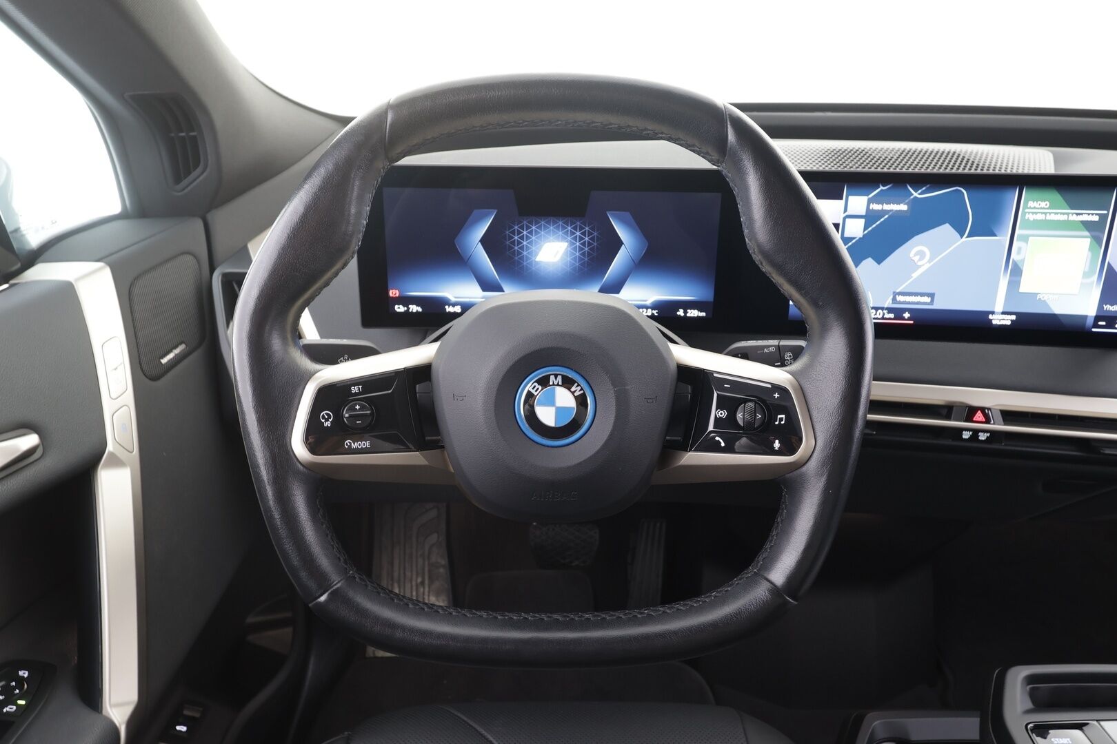 BMW iX 2022 xDrive40 - | ACC | Lisälämmitin | Koukku | Sky lounge | HUD | Widescreen | H/K | 360 Kamera | Comfort access | Nahat Muistilla | Merkkihuollettu |