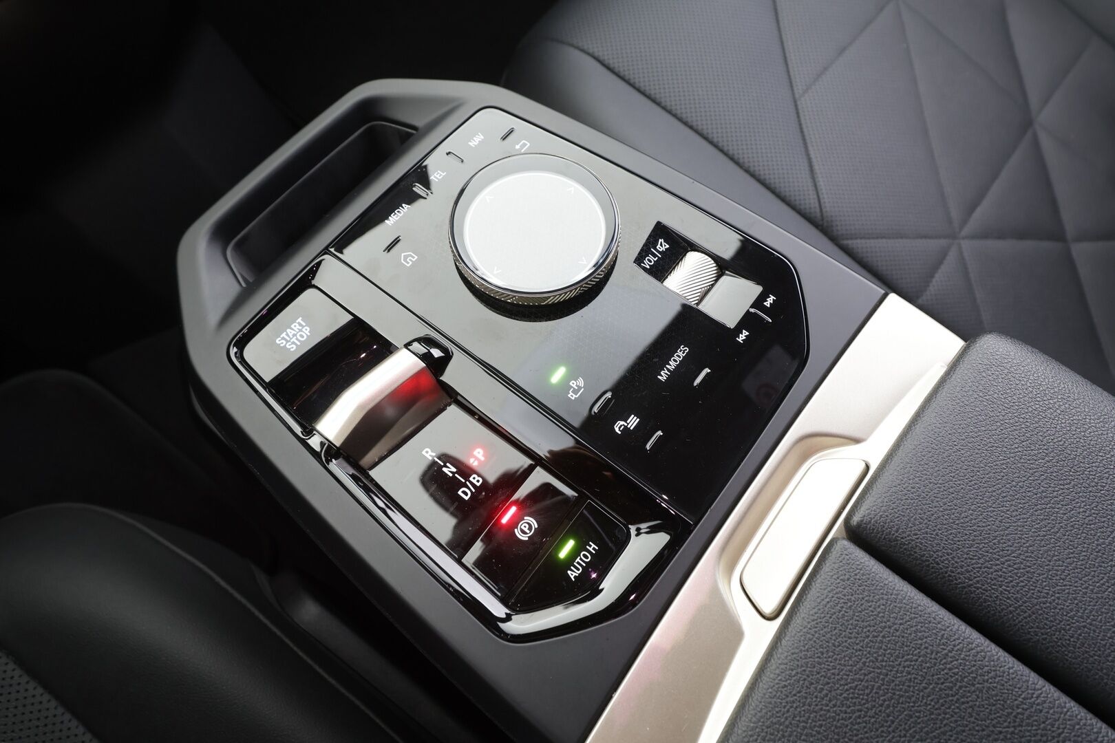 BMW iX 2022 xDrive40 - | ACC | Lisälämmitin | Koukku | Sky lounge | HUD | Widescreen | H/K | 360 Kamera | Comfort access | Nahat Muistilla | Merkkihuollettu |