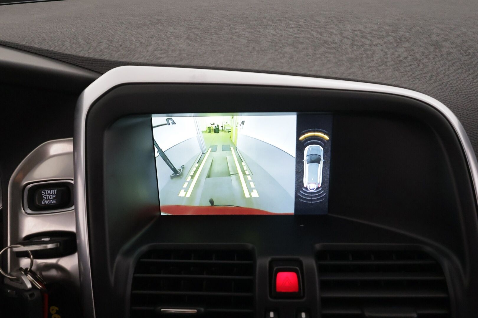 Volvo XC60 2014 T5 R-Design aut * Panorama / Webasto / Koukku / ACC / Xenon / P.Kamera / Muistipenkki / Navi / Kaistavahti * - Kahdet renkaat aluvanteilla / HUIPPU VARUSTEET 