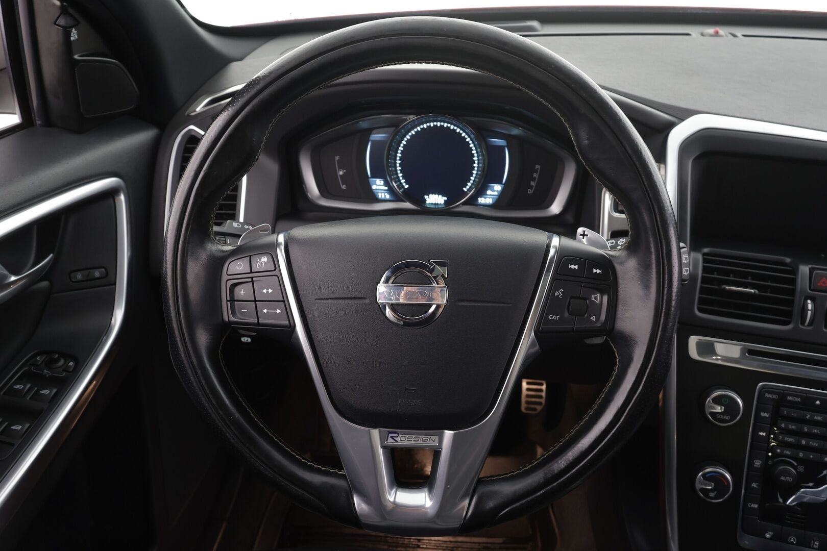 Volvo XC60 2014 T5 R-Design aut * Panorama / Webasto / Koukku / ACC / Xenon / P.Kamera / Muistipenkki / Navi / Kaistavahti * - Kahdet renkaat aluvanteilla / HUIPPU VARUSTEET 