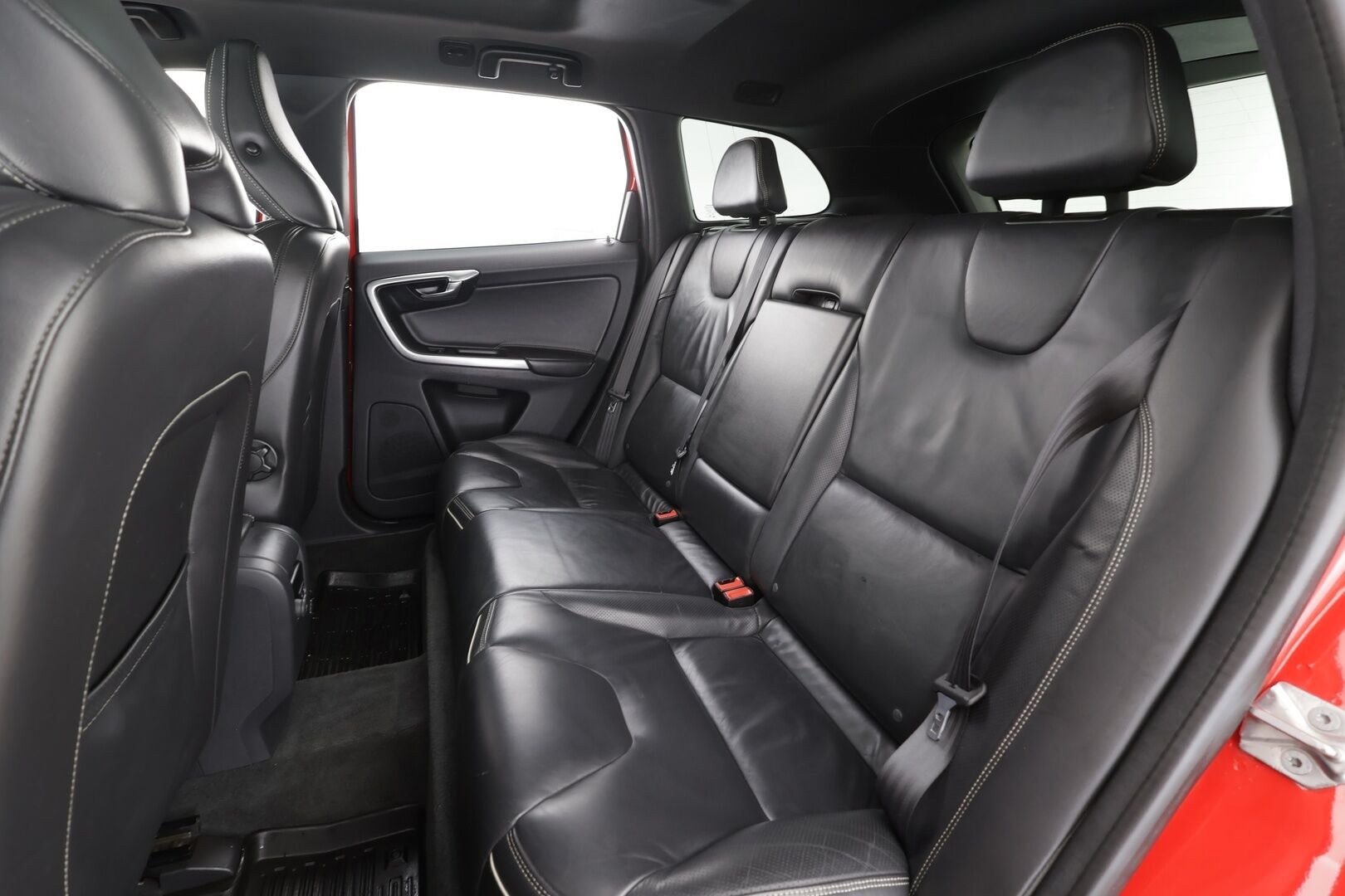 Volvo XC60 2014 T5 R-Design aut * Panorama / Webasto / Koukku / ACC / Xenon / P.Kamera / Muistipenkki / Navi / Kaistavahti * - Kahdet renkaat aluvanteilla / HUIPPU VARUSTEET 