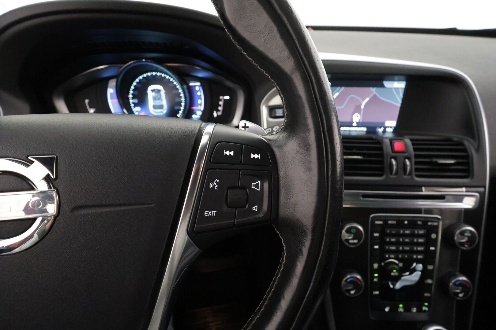 Volvo XC60 2014 T5 R-Design aut * Panorama / Webasto / Koukku / ACC / Xenon / P.Kamera / Muistipenkki / Navi / Kaistavahti * - Kahdet renkaat aluvanteilla / HUIPPU VARUSTEET 