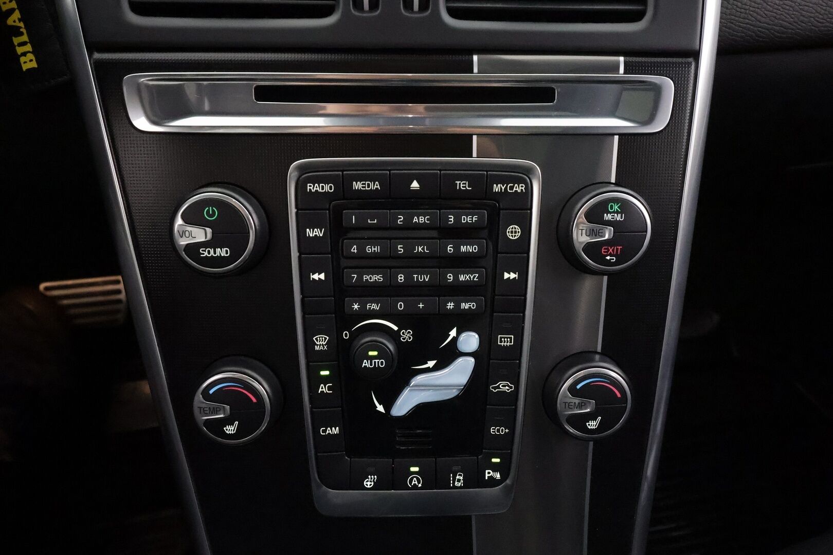 Volvo XC60 2014 T5 R-Design aut * Panorama / Webasto / Koukku / ACC / Xenon / P.Kamera / Muistipenkki / Navi / Kaistavahti * - Kahdet renkaat aluvanteilla / HUIPPU VARUSTEET 