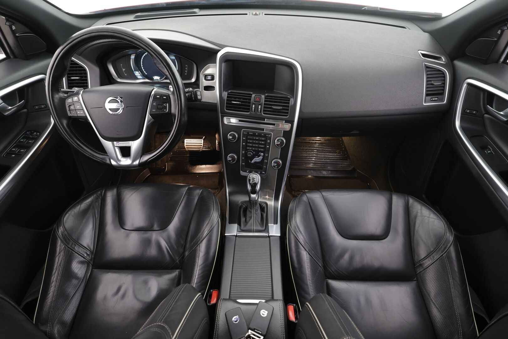 Volvo XC60 2014 T5 R-Design aut * Panorama / Webasto / Koukku / ACC / Xenon / P.Kamera / Muistipenkki / Navi / Kaistavahti * - Kahdet renkaat aluvanteilla / HUIPPU VARUSTEET 