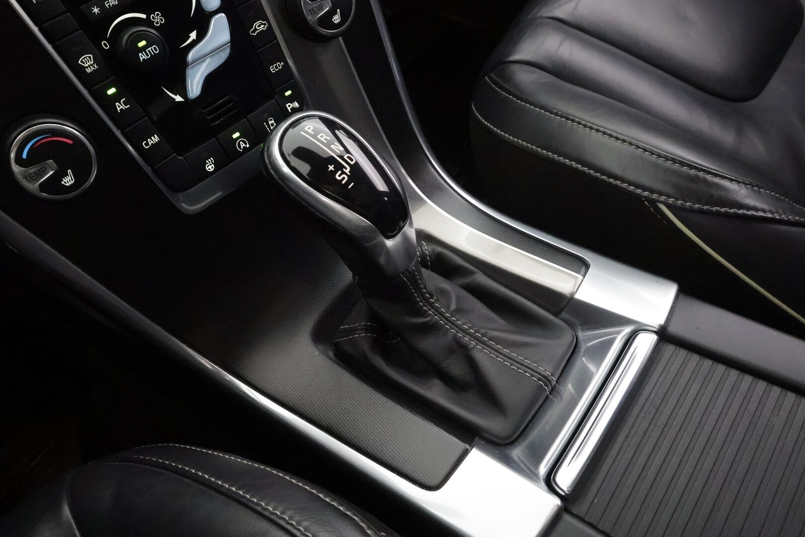 Volvo XC60 2014 T5 R-Design aut * Panorama / Webasto / Koukku / ACC / Xenon / P.Kamera / Muistipenkki / Navi / Kaistavahti * - Kahdet renkaat aluvanteilla / HUIPPU VARUSTEET 