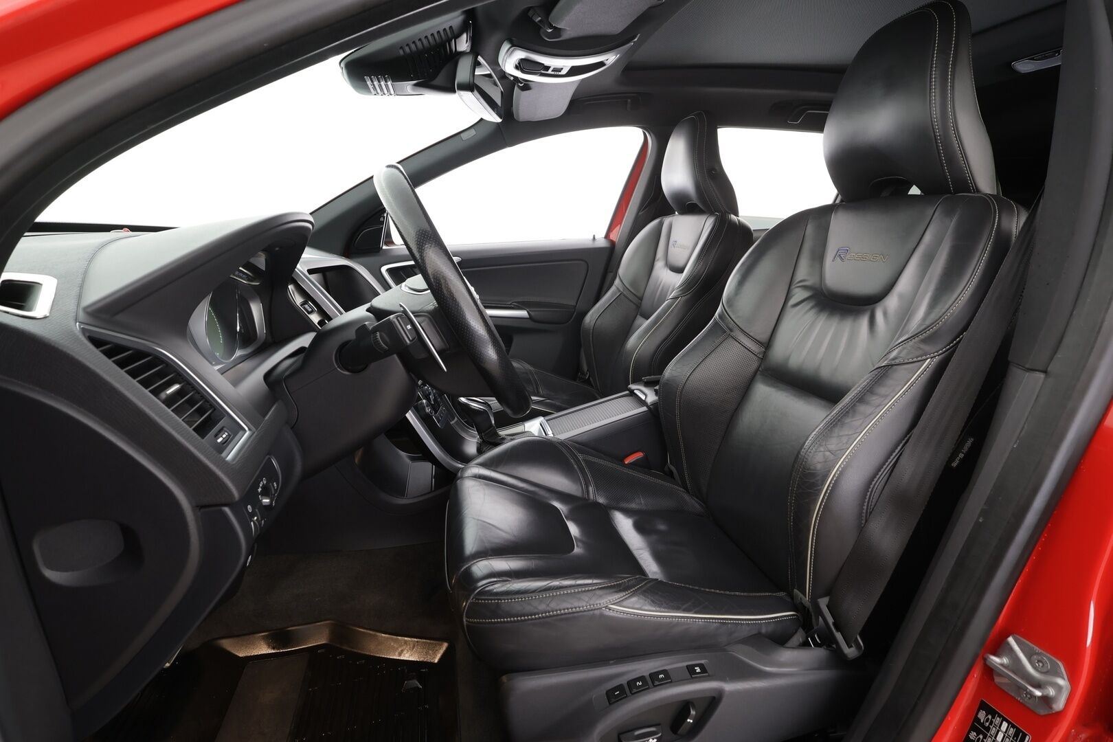 Volvo XC60 2014 T5 R-Design aut * Panorama / Webasto / Koukku / ACC / Xenon / P.Kamera / Muistipenkki / Navi / Kaistavahti * - Kahdet renkaat aluvanteilla / HUIPPU VARUSTEET 