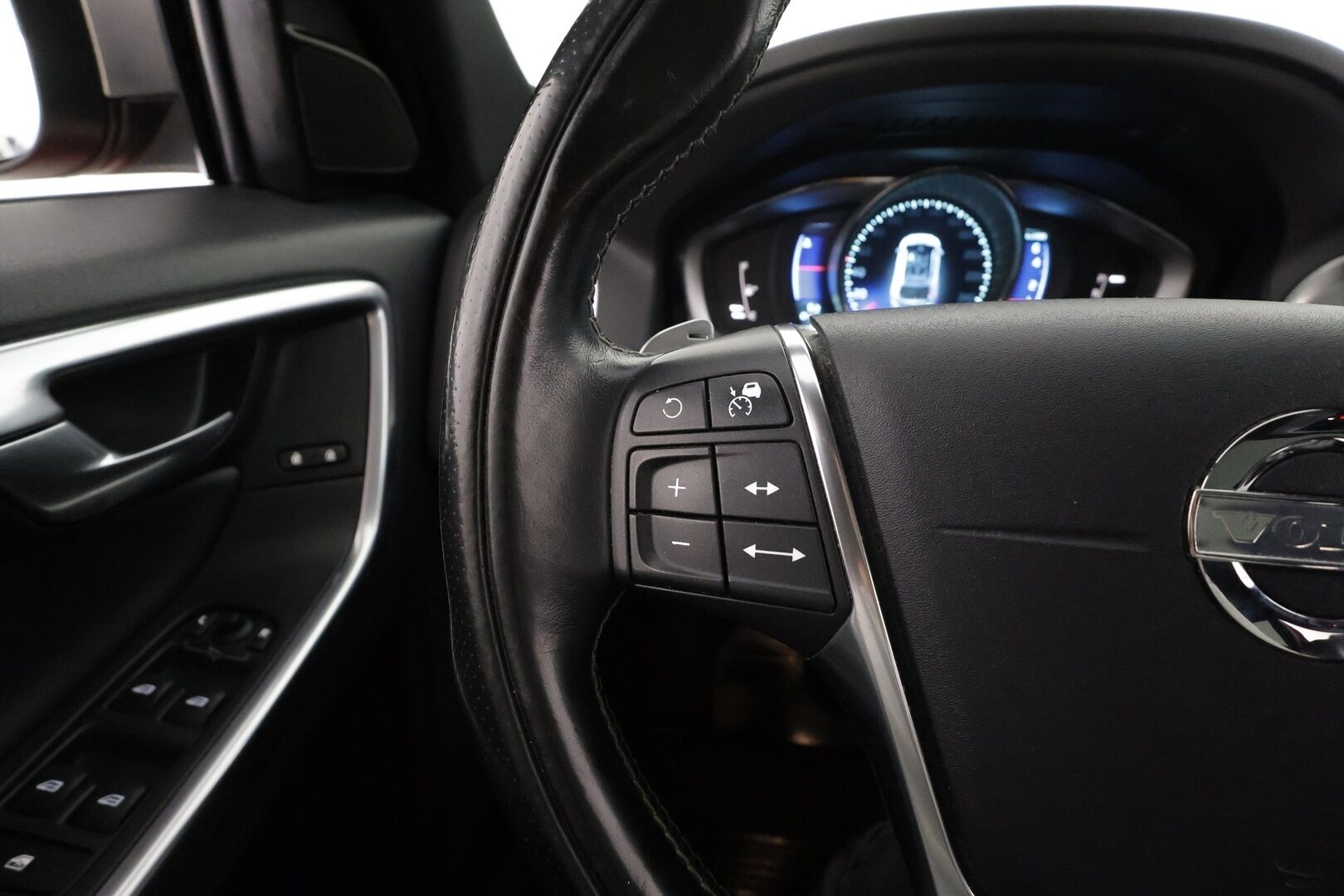 Volvo XC60 2014 T5 R-Design aut * Panorama / Webasto / Koukku / ACC / Xenon / P.Kamera / Muistipenkki / Navi / Kaistavahti * - Kahdet renkaat aluvanteilla / HUIPPU VARUSTEET 