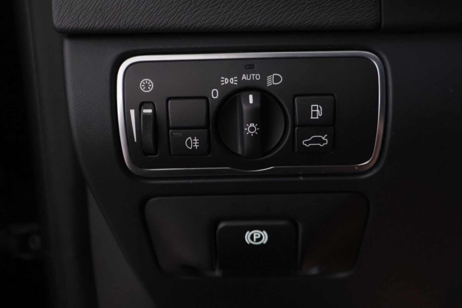 Volvo V60 2015 D4 AWD Momentum aut - | Webasto | Vetokoukku | Navi | Vakionopeudensäädin | 2x Renkaat ja vanteet | Jakopää tehty!