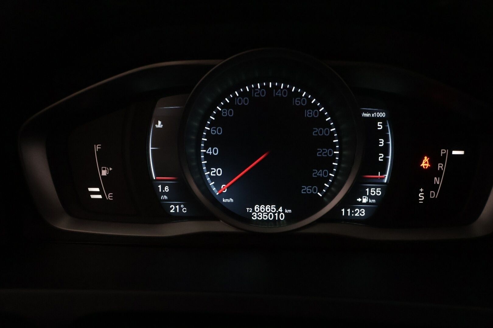 Volvo V60 2015 D4 AWD Momentum aut - | Webasto | Vetokoukku | Navi | Vakionopeudensäädin | 2x Renkaat ja vanteet | Jakopää tehty!