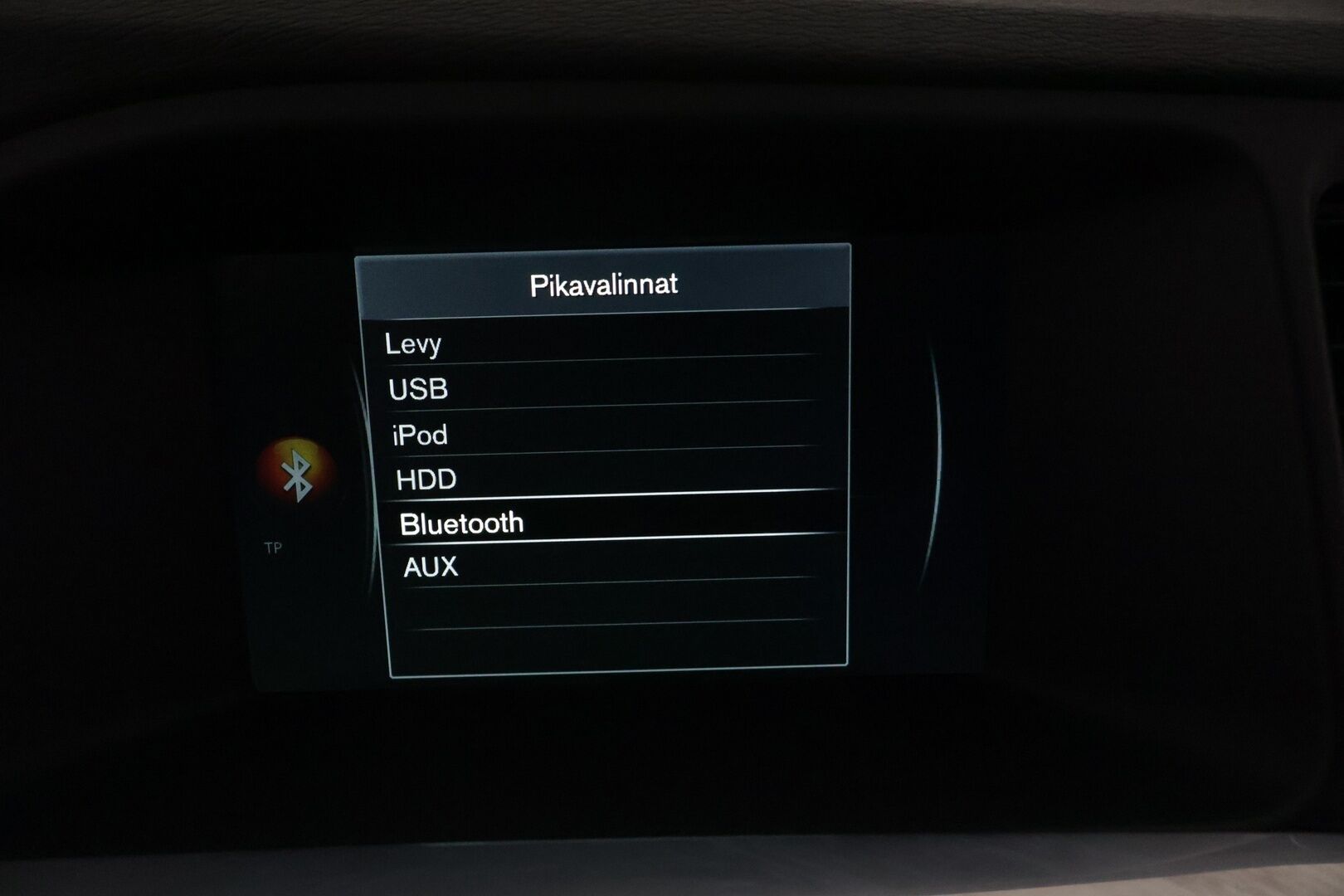 Volvo V60 2015 D4 AWD Momentum aut - | Webasto | Vetokoukku | Navi | Vakionopeudensäädin | 2x Renkaat ja vanteet | Jakopää tehty!