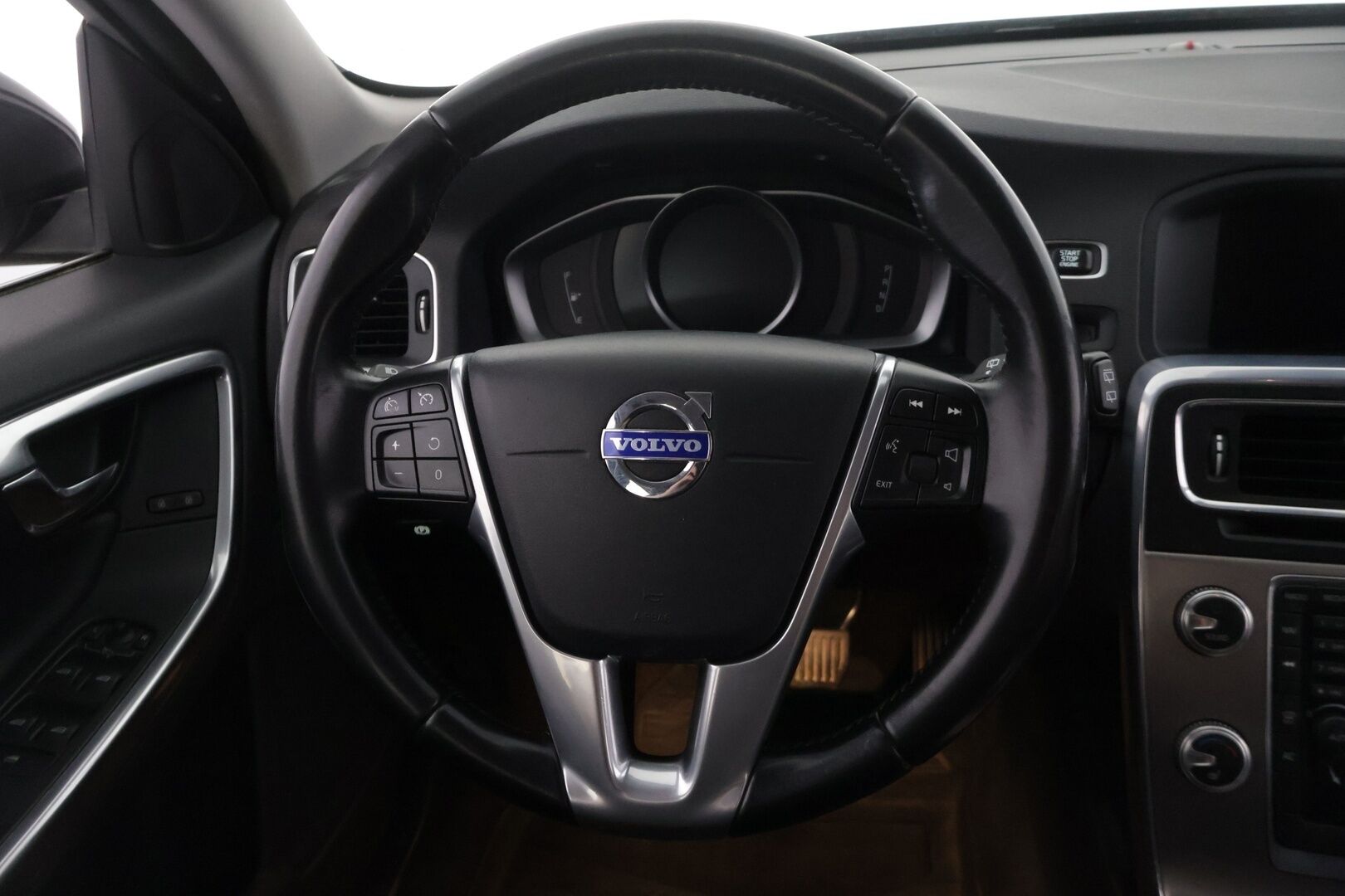 Volvo V60 2015 D4 AWD Momentum aut - | Webasto | Vetokoukku | Navi | Vakionopeudensäädin | 2x Renkaat ja vanteet | Jakopää tehty!