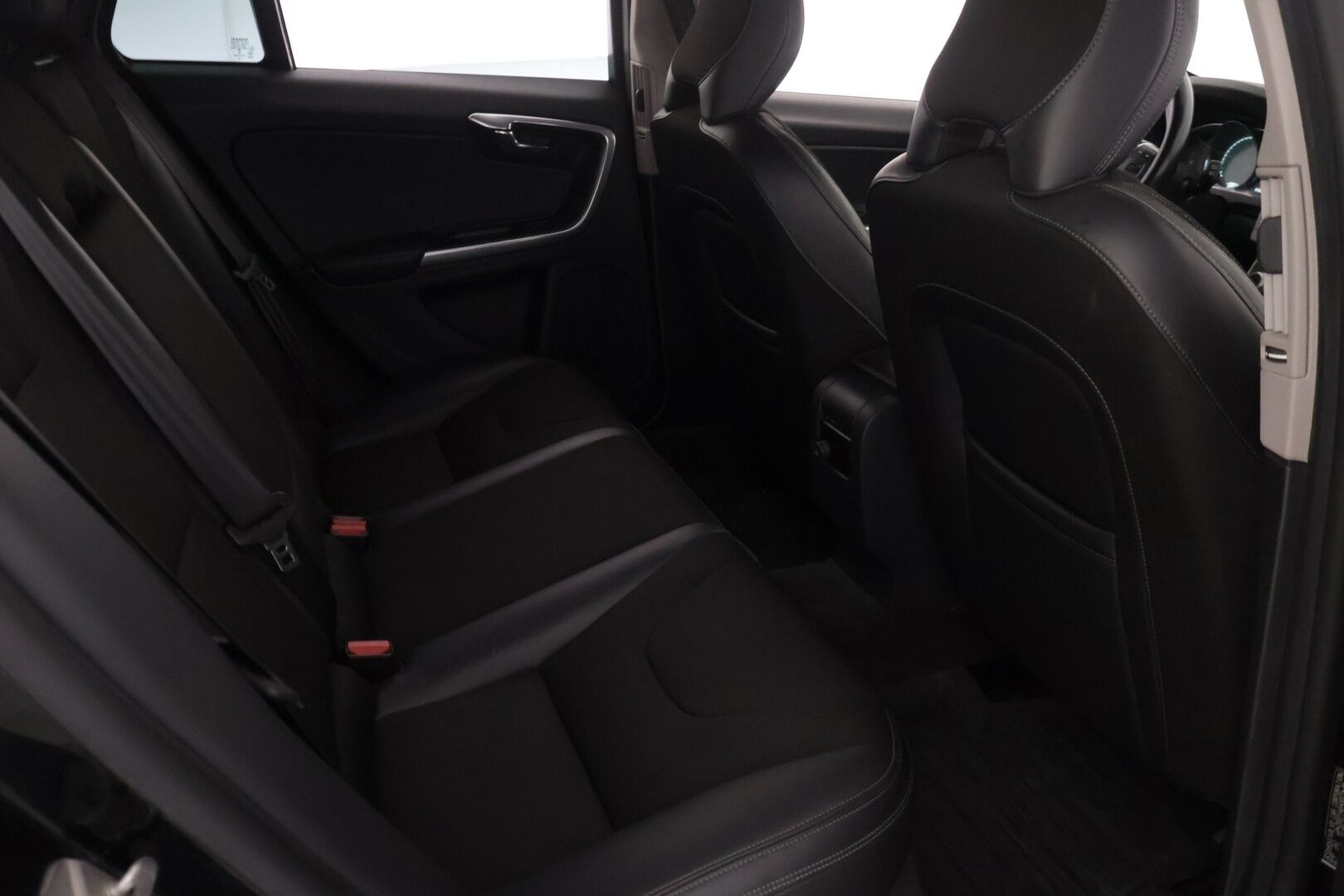 Volvo V60 2015 D4 AWD Momentum aut - | Webasto | Vetokoukku | Navi | Vakionopeudensäädin | 2x Renkaat ja vanteet | Jakopää tehty!