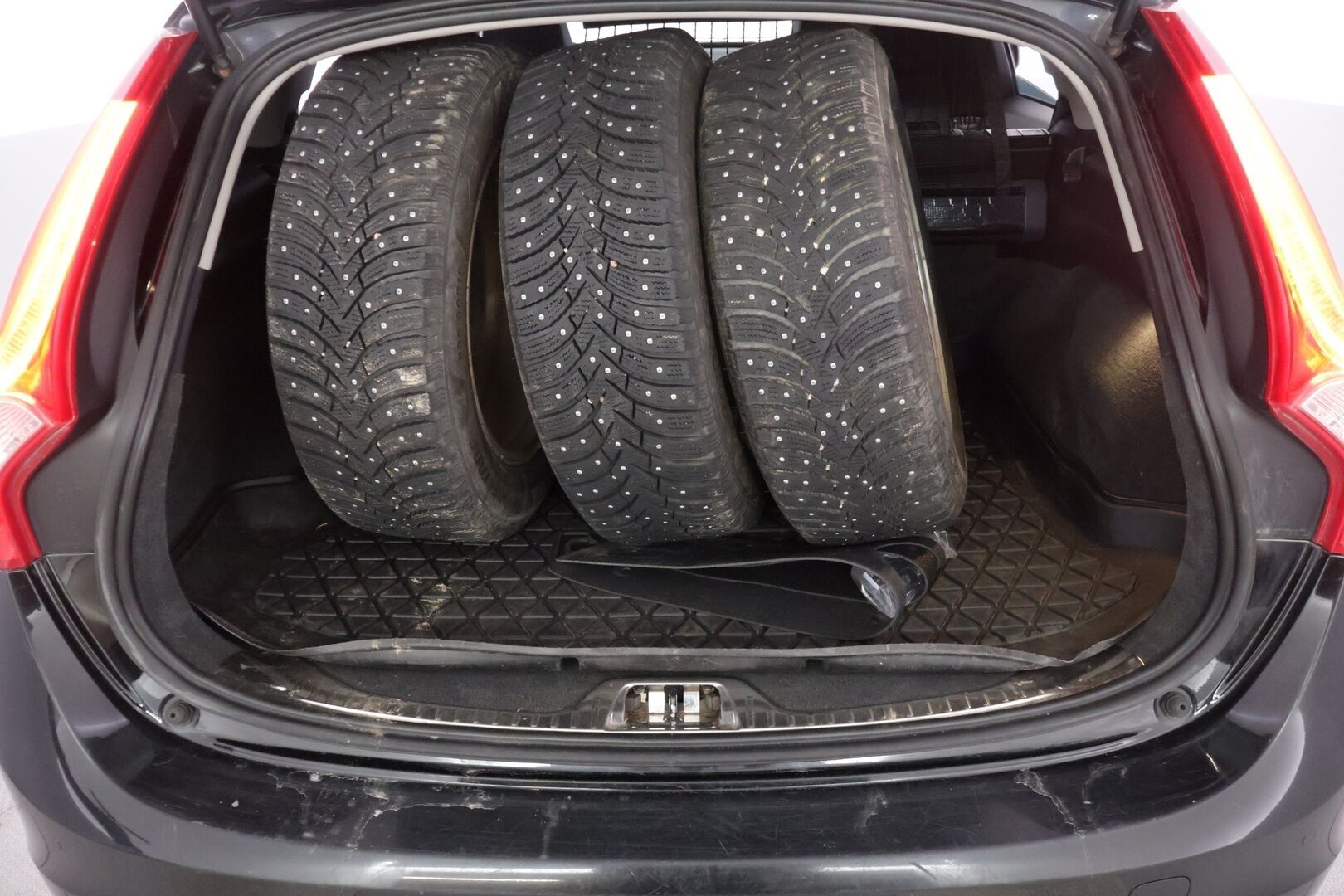 Volvo V60 2015 D4 AWD Momentum aut - | Webasto | Vetokoukku | Navi | Vakionopeudensäädin | 2x Renkaat ja vanteet | Jakopää tehty!