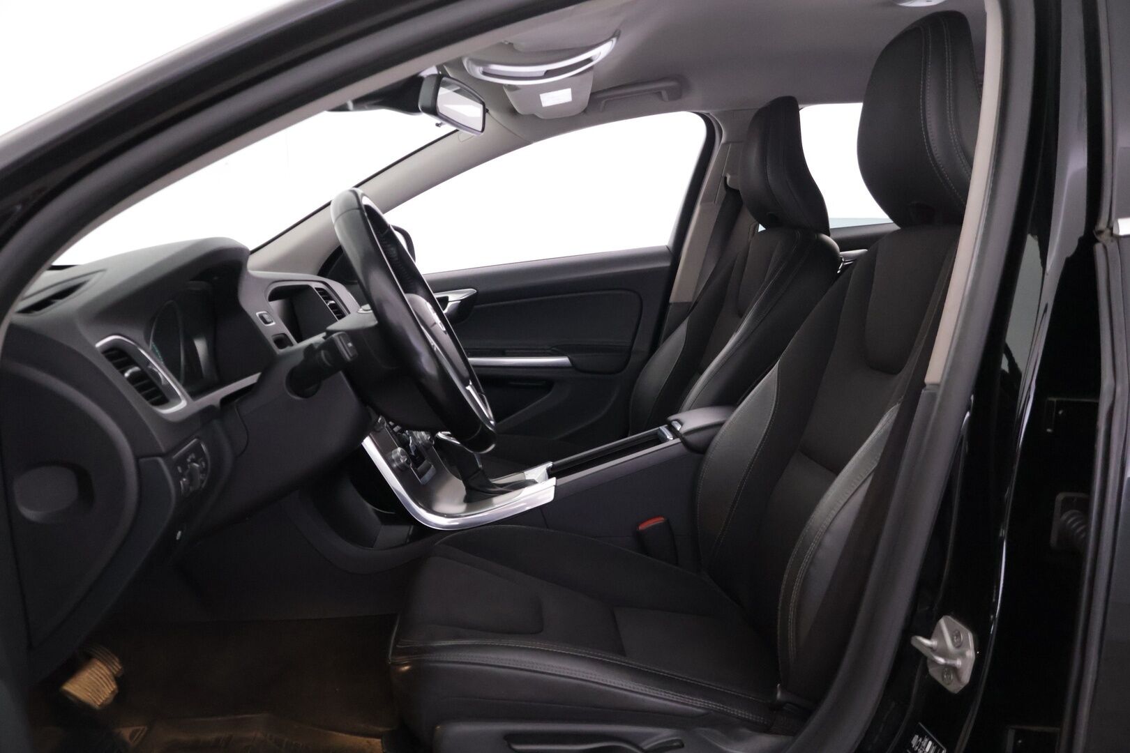 Volvo V60 2015 D4 AWD Momentum aut - | Webasto | Vetokoukku | Navi | Vakionopeudensäädin | 2x Renkaat ja vanteet | Jakopää tehty!