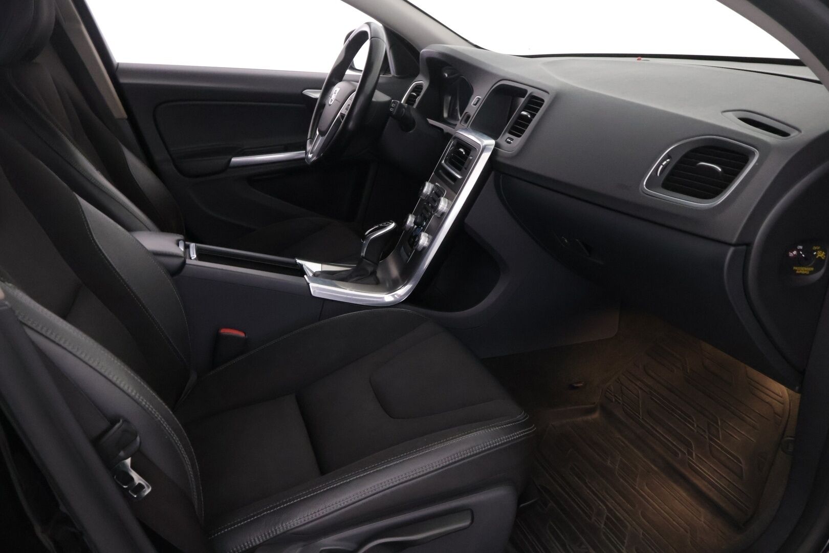 Volvo V60 2015 D4 AWD Momentum aut - | Webasto | Vetokoukku | Navi | Vakionopeudensäädin | 2x Renkaat ja vanteet | Jakopää tehty!