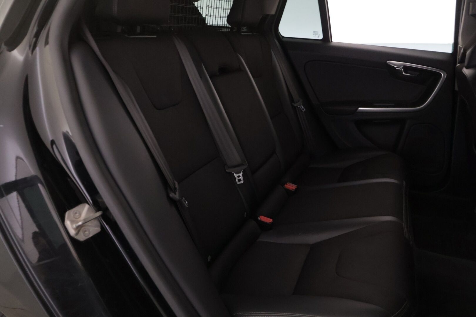 Volvo V60 2015 D4 AWD Momentum aut - | Webasto | Vetokoukku | Navi | Vakionopeudensäädin | 2x Renkaat ja vanteet | Jakopää tehty!