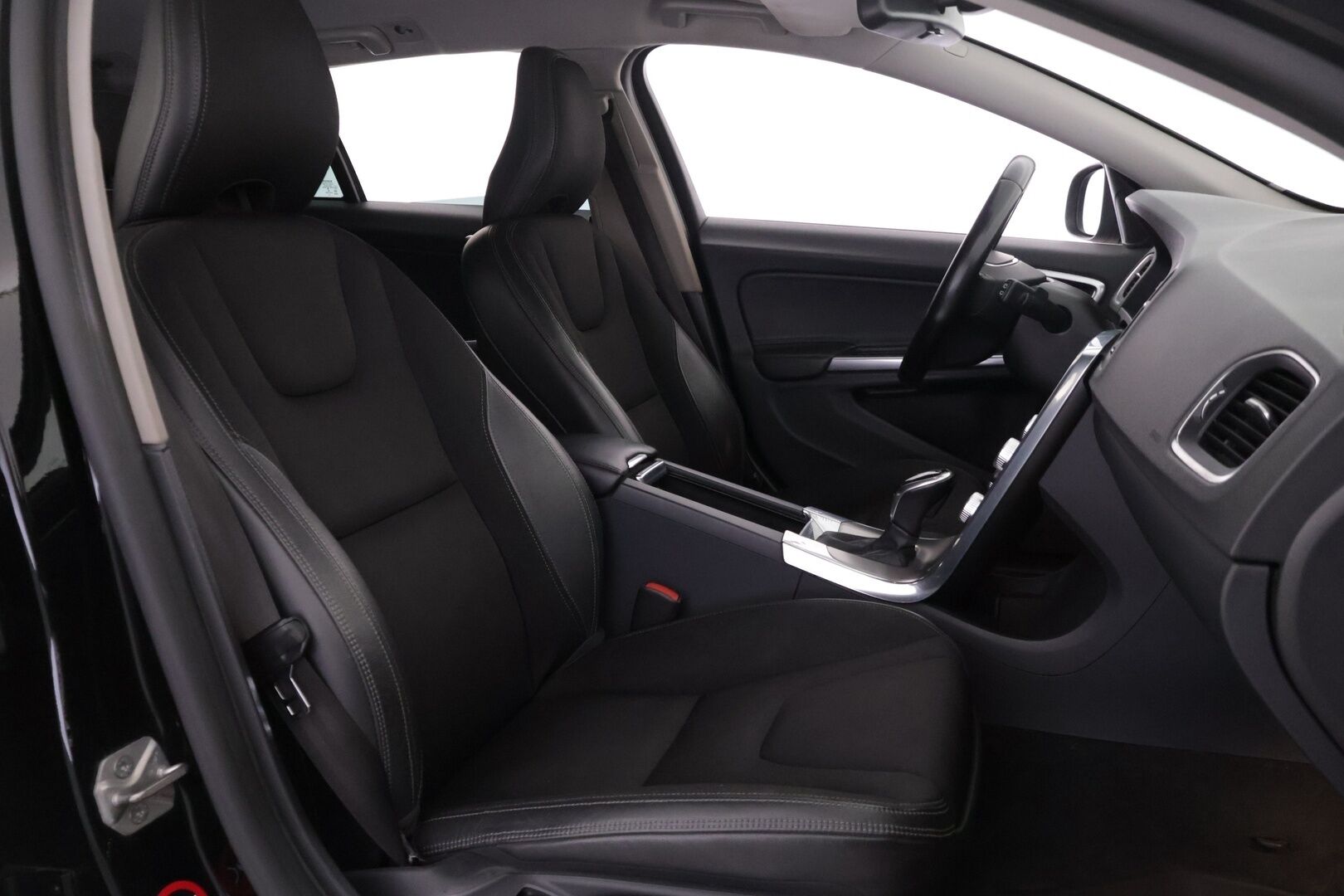 Volvo V60 2015 D4 AWD Momentum aut - | Webasto | Vetokoukku | Navi | Vakionopeudensäädin | 2x Renkaat ja vanteet | Jakopää tehty!