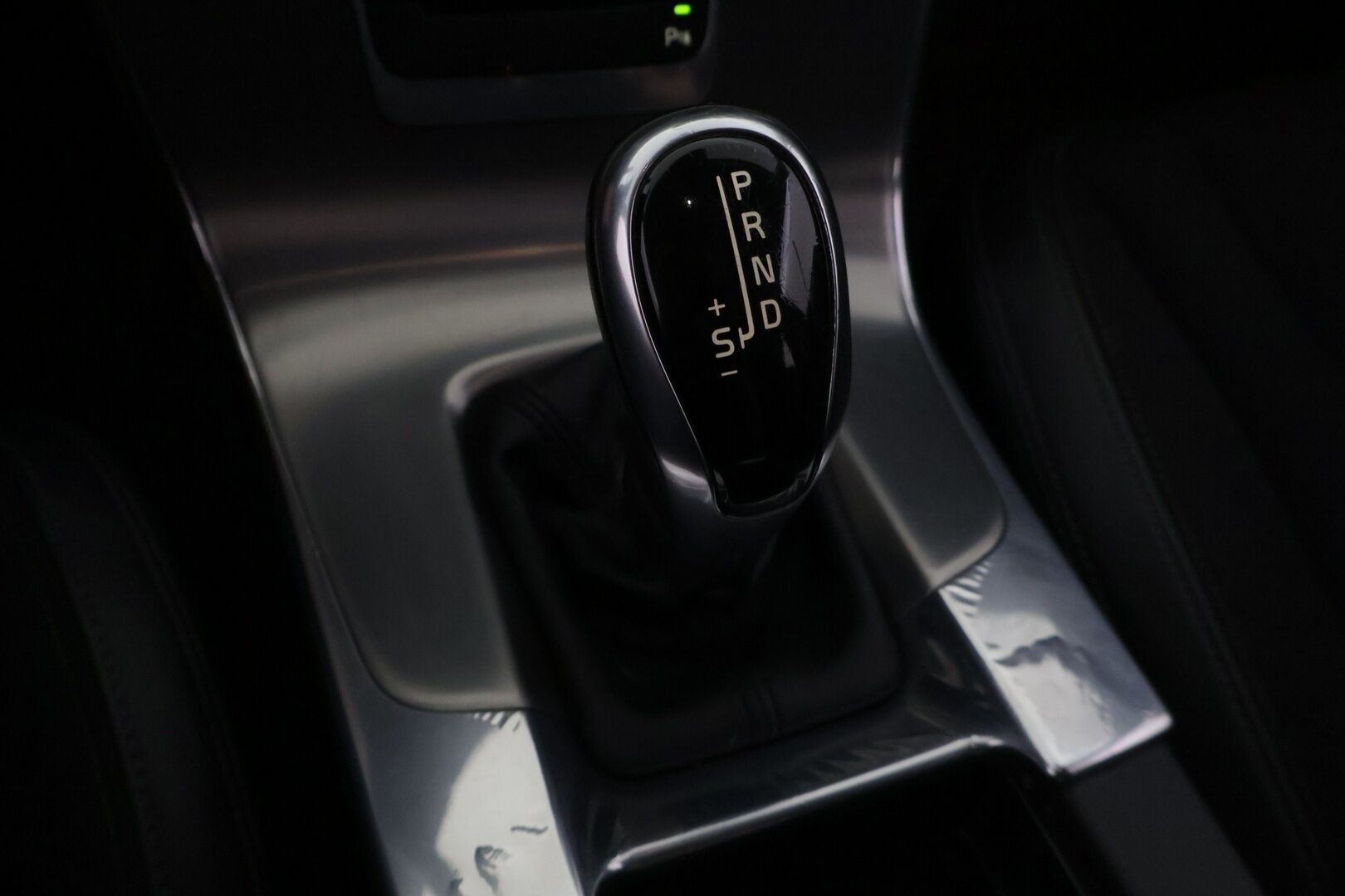 Volvo V60 2015 D4 AWD Momentum aut - | Webasto | Vetokoukku | Navi | Vakionopeudensäädin | 2x Renkaat ja vanteet | Jakopää tehty!