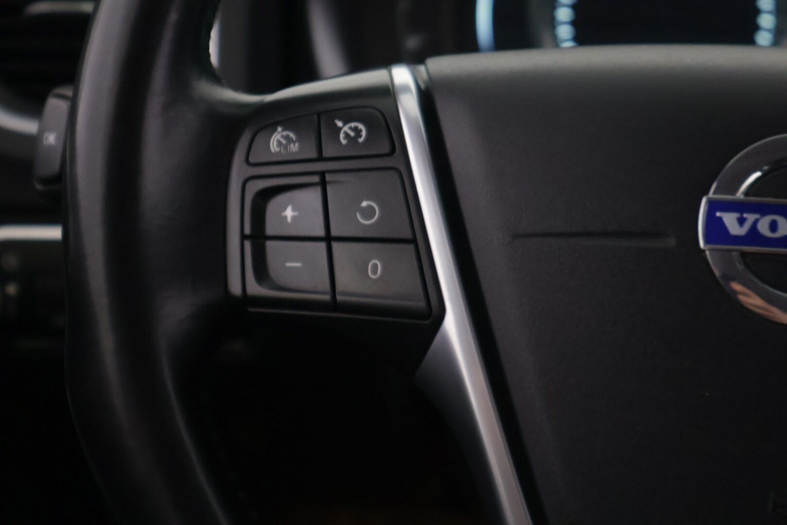 Volvo V60 2015 D4 AWD Momentum aut - | Webasto | Vetokoukku | Navi | Vakionopeudensäädin | 2x Renkaat ja vanteet | Jakopää tehty!
