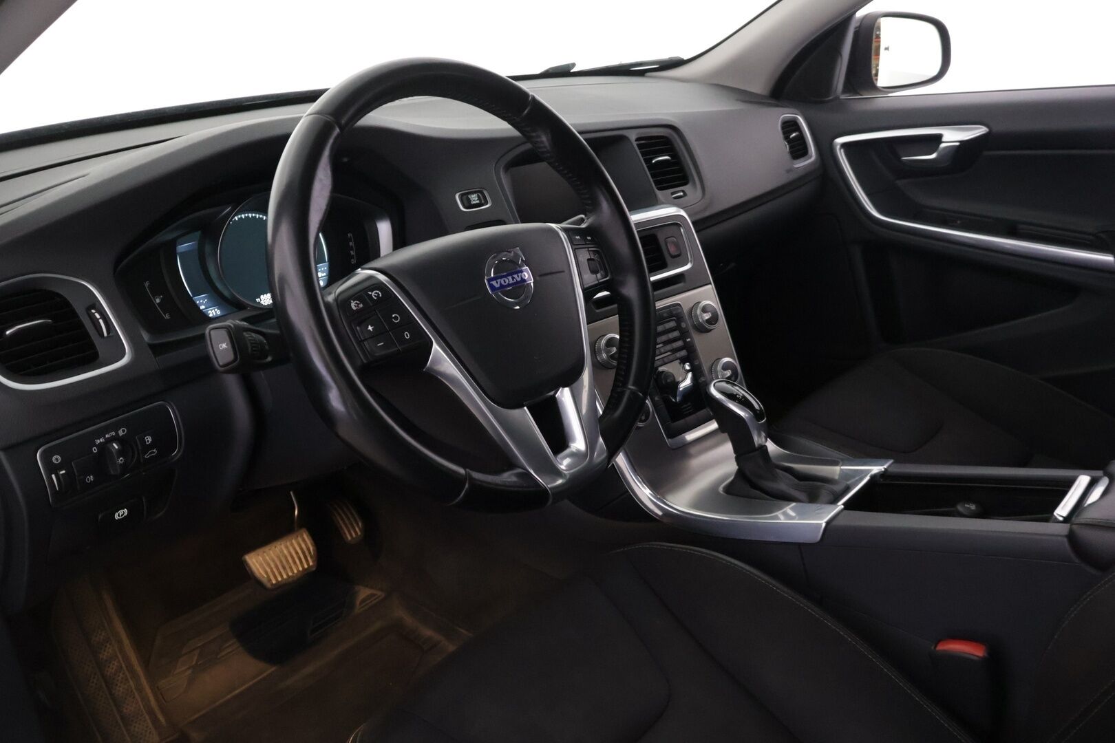Volvo V60 2015 D4 AWD Momentum aut - | Webasto | Vetokoukku | Navi | Vakionopeudensäädin | 2x Renkaat ja vanteet | Jakopää tehty!