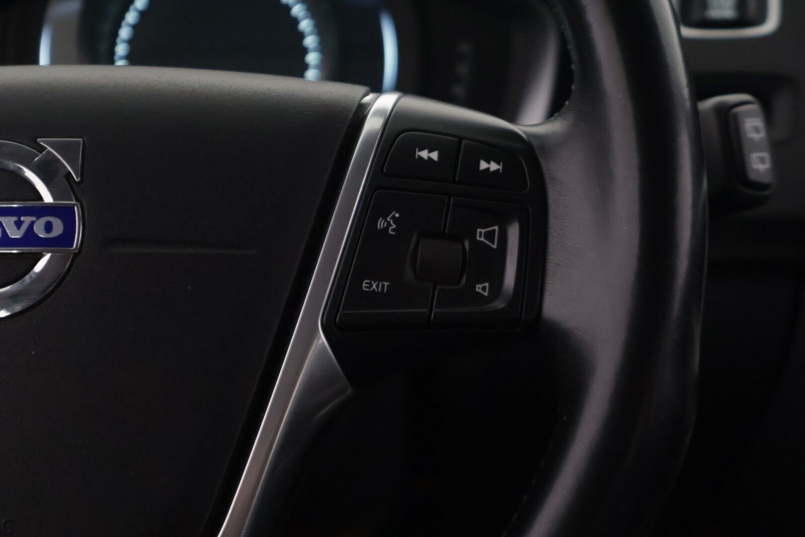 Volvo V60 2015 D4 AWD Momentum aut - | Webasto | Vetokoukku | Navi | Vakionopeudensäädin | 2x Renkaat ja vanteet | Jakopää tehty!