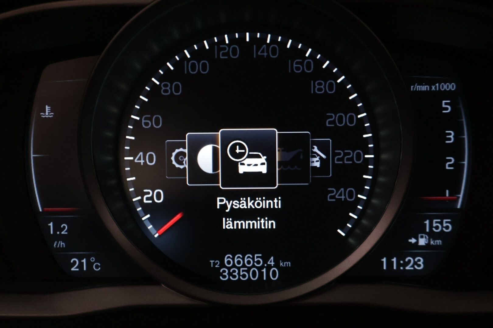 Volvo V60 2015 D4 AWD Momentum aut - | Webasto | Vetokoukku | Navi | Vakionopeudensäädin | 2x Renkaat ja vanteet | Jakopää tehty!