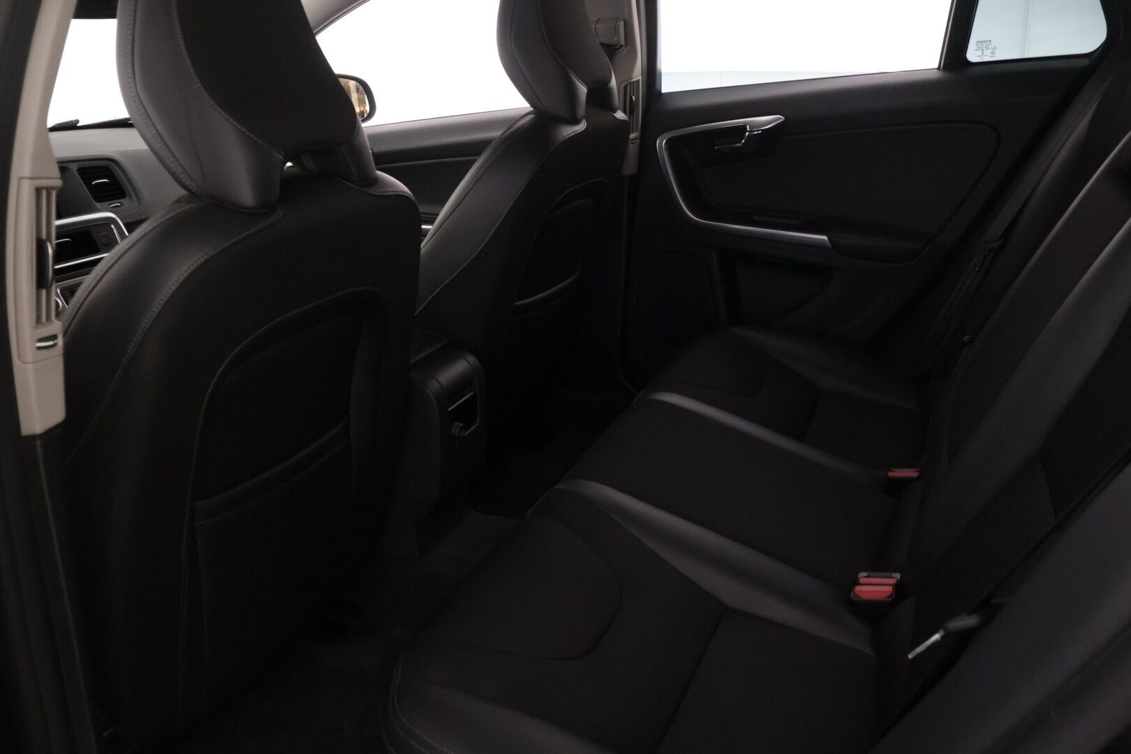 Volvo V60 2015 D4 AWD Momentum aut - | Webasto | Vetokoukku | Navi | Vakionopeudensäädin | 2x Renkaat ja vanteet | Jakopää tehty!